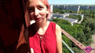 ကျောင်းသား၏ အာရုံခံစားမှုသည် အပြင်ဘက်ရှိ သူစိမ်းတစ်ဦးကို စုတ်ယူသည် - သူ့မျက်နှာပေါ်တွင် စွဲနေပါသည်။